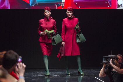 "Rosse come la Ferrari". Ecco le nuove divise Alitalia 5