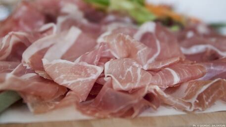 Nascondono 115 euro di prosciutto negli slip: arrestati due romeni