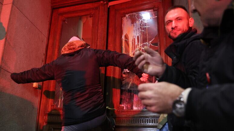 Serbia, i manifestanti assaltano il municipio per chiedere nuove elezioni
