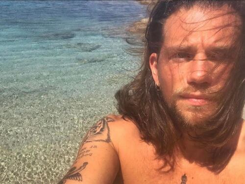 Enrico Nigiotti alle Maldive, la foto fa impazzire il web e anche Laura Pausini