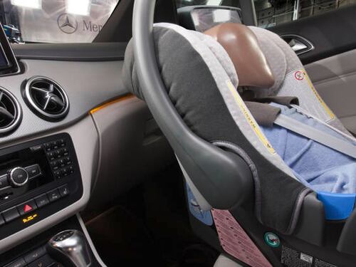 Un dispositivo potrebbe salvare la vita dei bimbi dimenticati in auto. Ma le aziende non lo producono