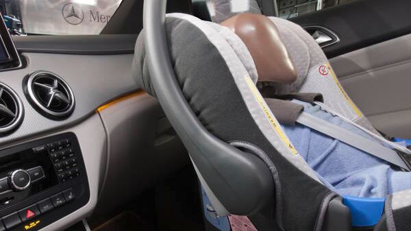 Un dispositivo potrebbe salvare la vita dei bimbi dimenticati in auto. Ma le aziende non lo producono