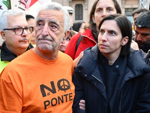 “Vi dovete fermare e vi dovete scusare”. Schlein in piazza coi No Ponte contro il governo