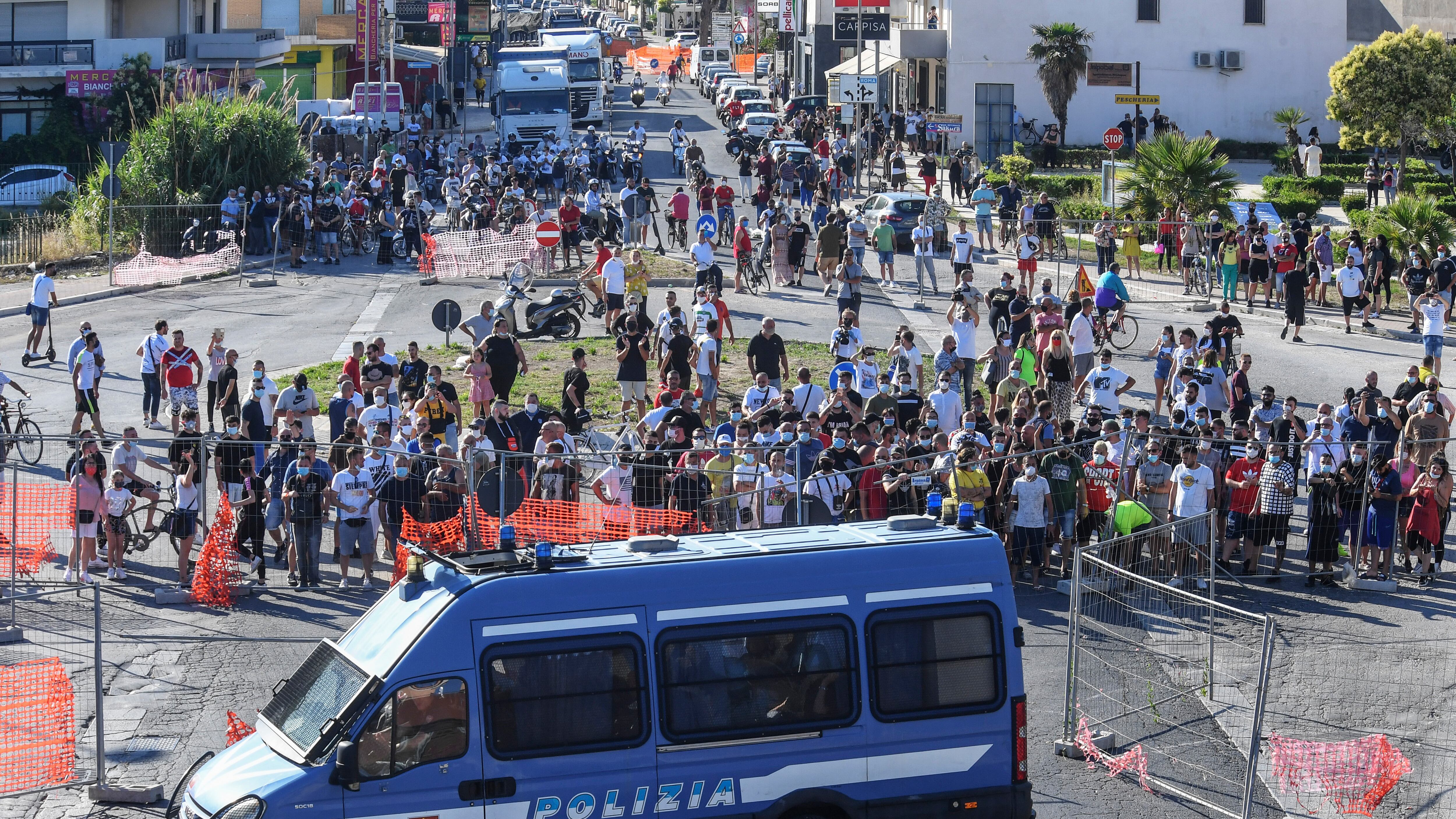 Allarme per due focolai. Esercito a Mondragone: infetti in fuga e scontri