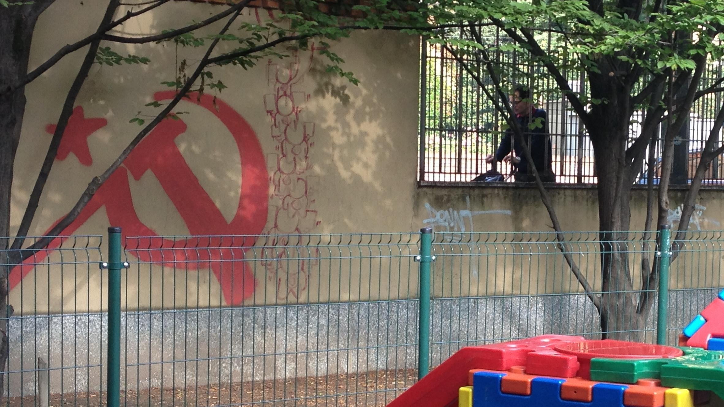 Il sindaco cancella i graffiti ma "scorda" falce e martello