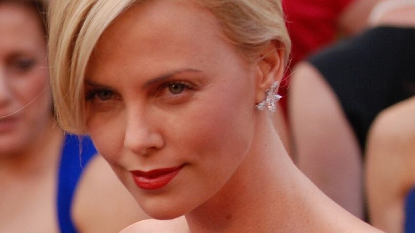 Charlize Theron, confessione choc: "A 20 anni facevo uso di droghe"