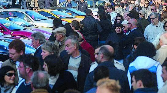 Tre ore distesa per terra: ignorata da tutti