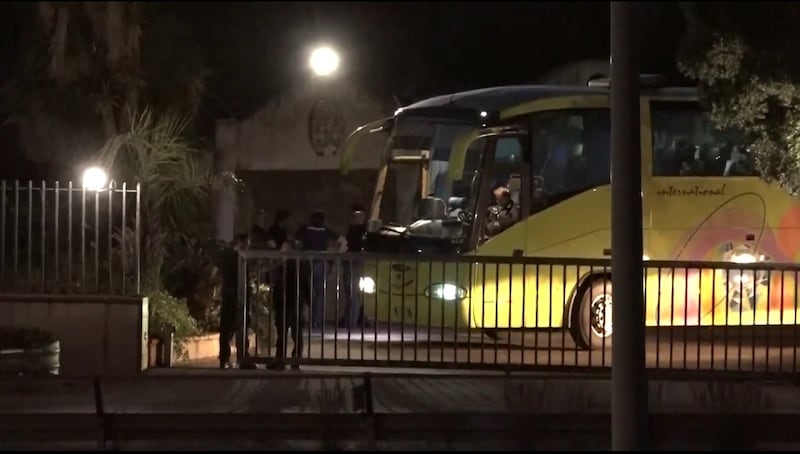 Migranti che  arrivano all'ex Villa Sikania