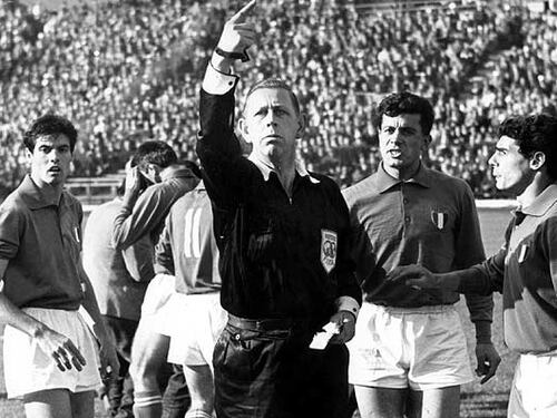 Ken Aston, l’uomo nero che impose il rosso alle partite. Copiando un semaforo