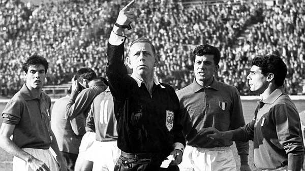 Ken Aston, l’uomo nero che impose il rosso alle partite. Copiando un semaforo