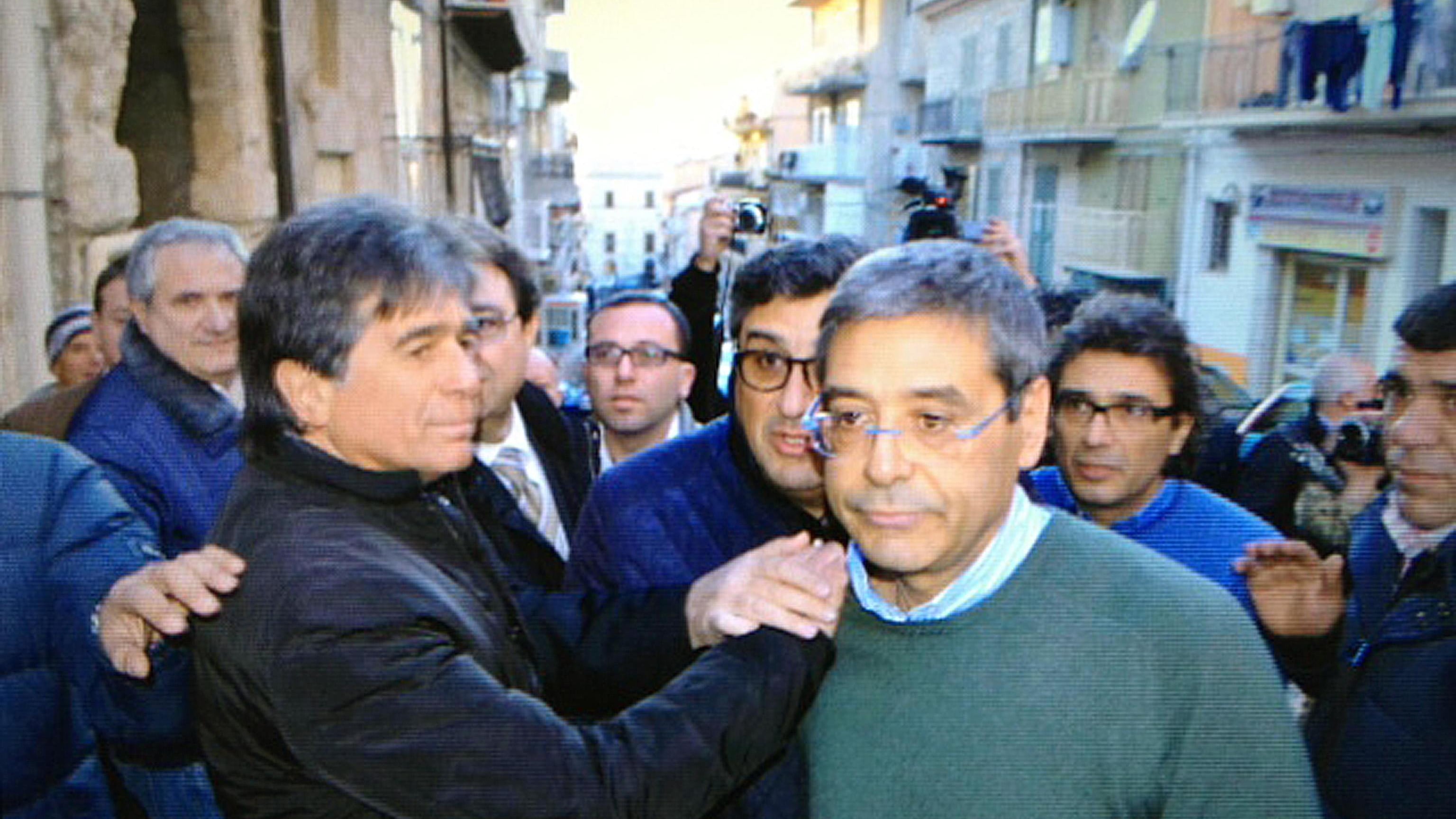 La crudeltà dei giudici che vietano a Cuffaro una carezza alla madre