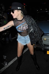 Lady Gaga, la regina dei look stravaganti: eccola con gli shorts striminziti 3