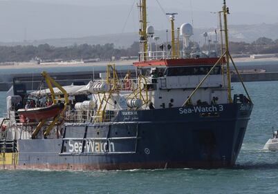 Sea Watch, i migranti arrivano a Catania 2