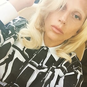 Lady Gaga senza trucco e in reggiseno su Instagram 8