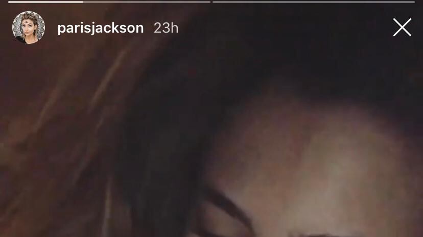 Paris Jackson fuma marijuana (da un grosso bong) e in diretta