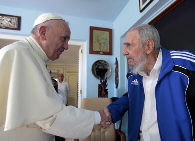 Papa Francesco, quella foto (segreta) con Fidel Castro 1