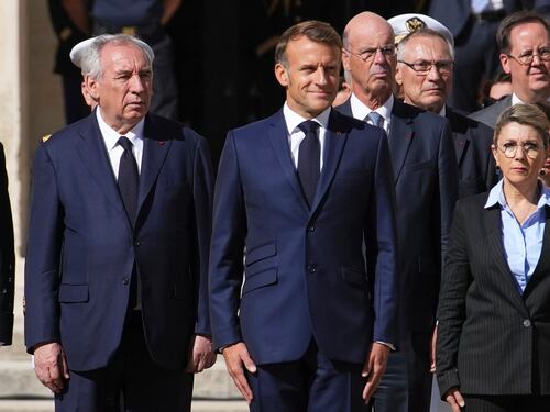 Perché Parigi muore di Stato (ma lo invoca)