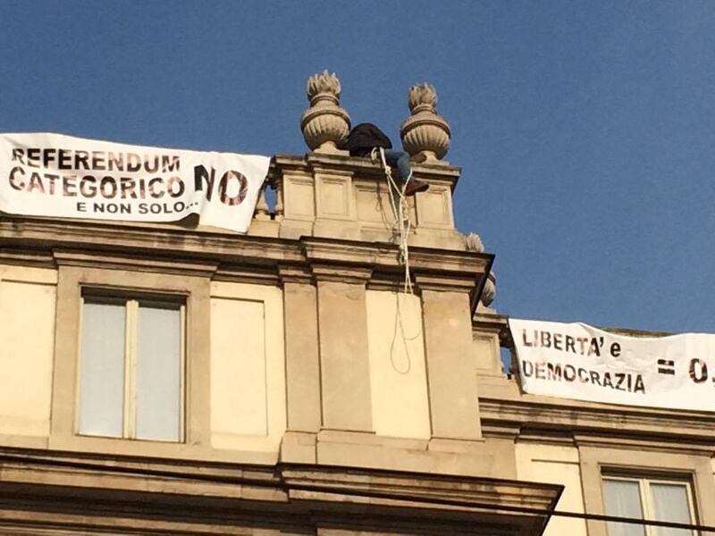 Milano, sul tetto della Scala per protesta 10