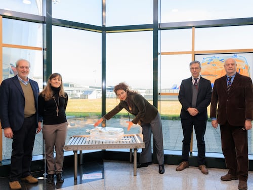 Malpensa, una valigia in vetro di Murano parla al cuore dei passeggeri