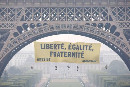 E anche Greenpeace attacca la Le Pen a Parigi 11