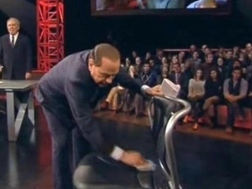 "10 anni fa...". Berlusconi celebra la storica "spolverata" a Travaglio