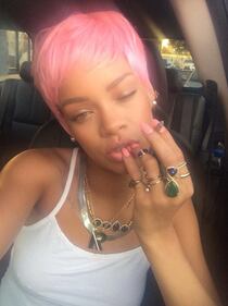 Ennesimo cambio look per Rihanna: ora capelli corti e rosa 6