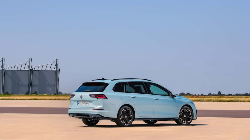 Volkswagen Golf 2024, guarda tutte le foto 2