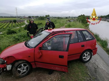 Vicenza, auto in bilico sul torrente 4