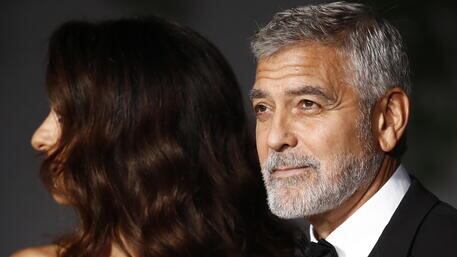 "Mi davano schiaffi sul sedere". La confessione di George Clooney