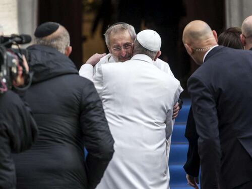Bergoglio visita la Sinagoga