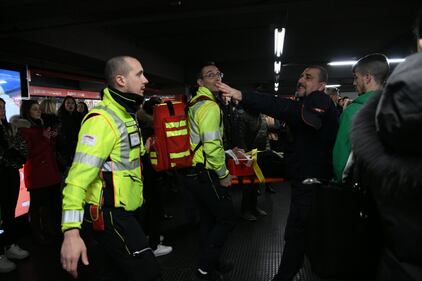 Milano, brusca frenata sulla linea rossa della metro a San Babila: venti persone coinvolte 7