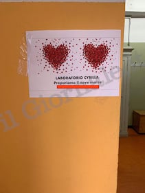 I cartelli al liceo Laura Bassi durante l'assemblea di istituto 5