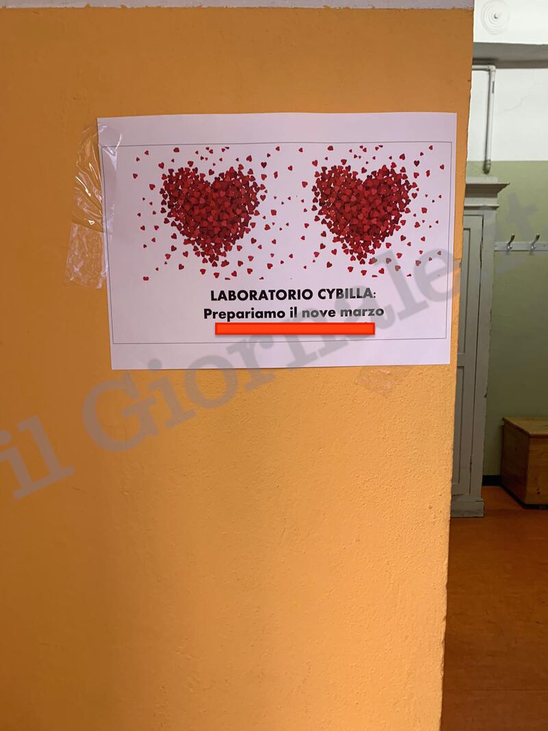 I cartelli al liceo Laura Bassi durante l'assemblea di istituto 5