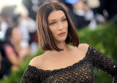 Bella Hadid hot in bikini bianco 13