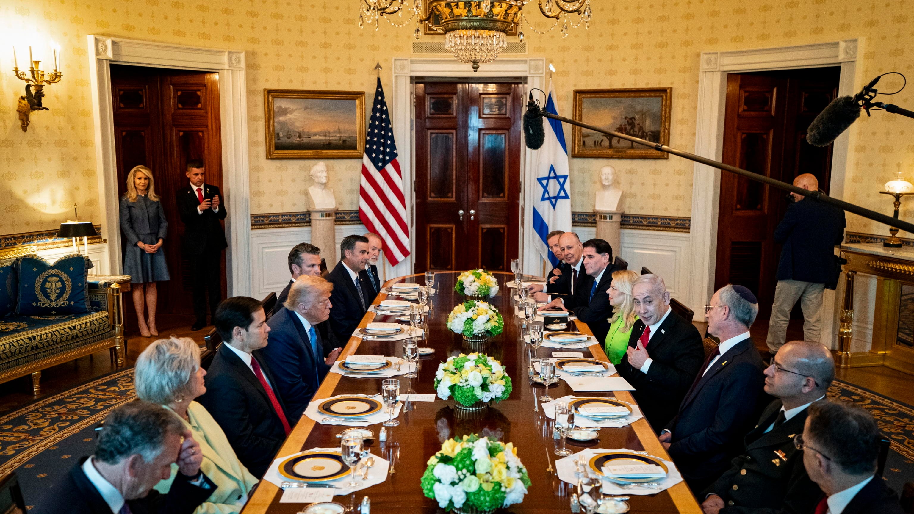 Il pressing sulla tregua a Gaza, il nucleare iraniano, il futuro dei palestinesi: di cosa hanno discusso Netanyahu e Trump