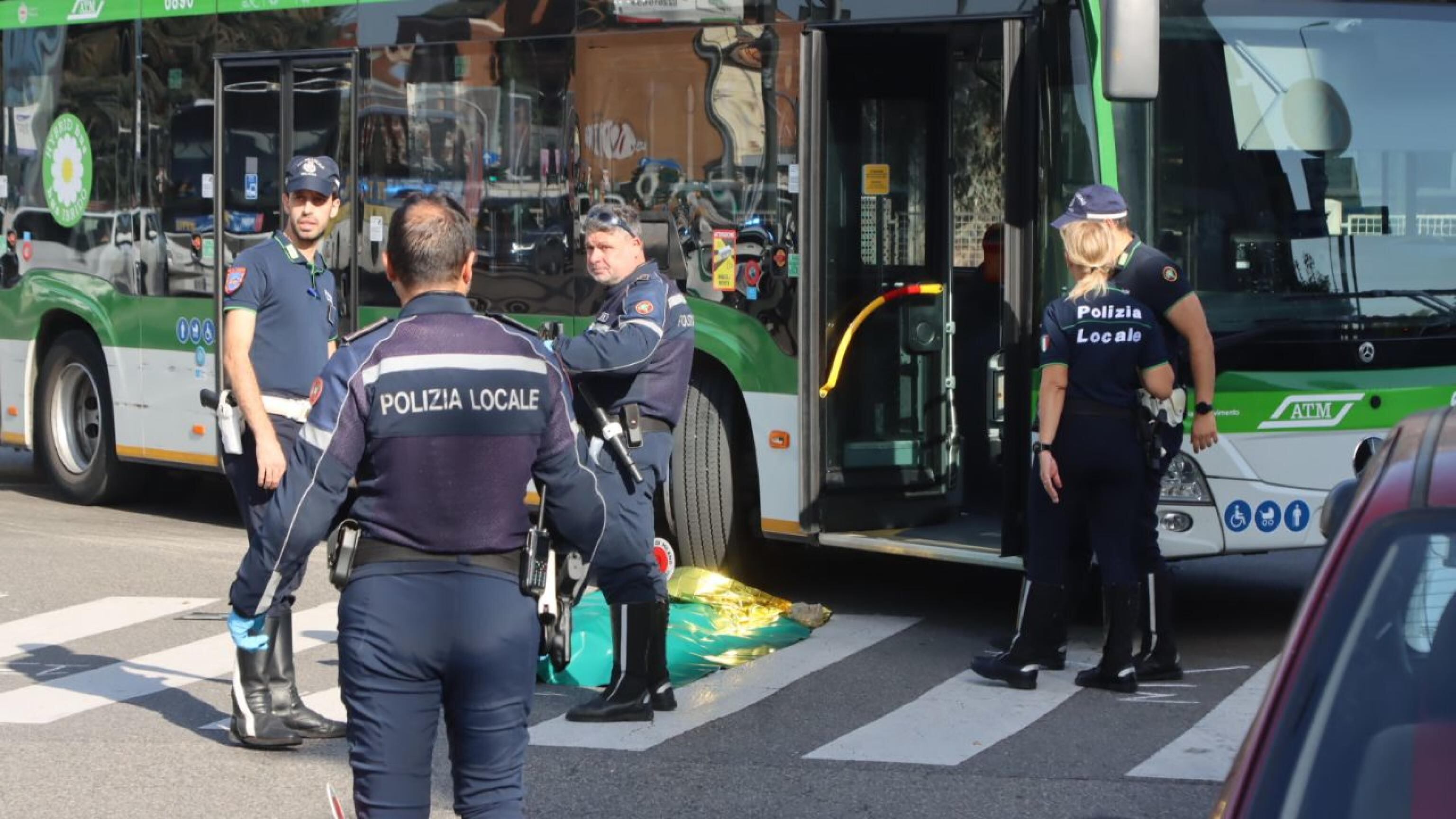 Pedone investito da un bus a Milano: morto 48enne