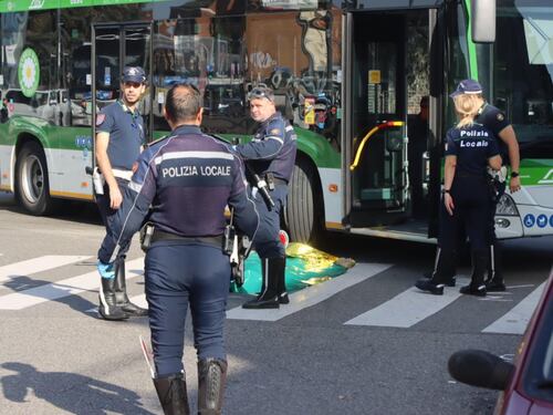 Pedone investito da un bus a Milano: morto 48enne