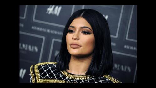 Kylie Jenner sexy in piscina 27
