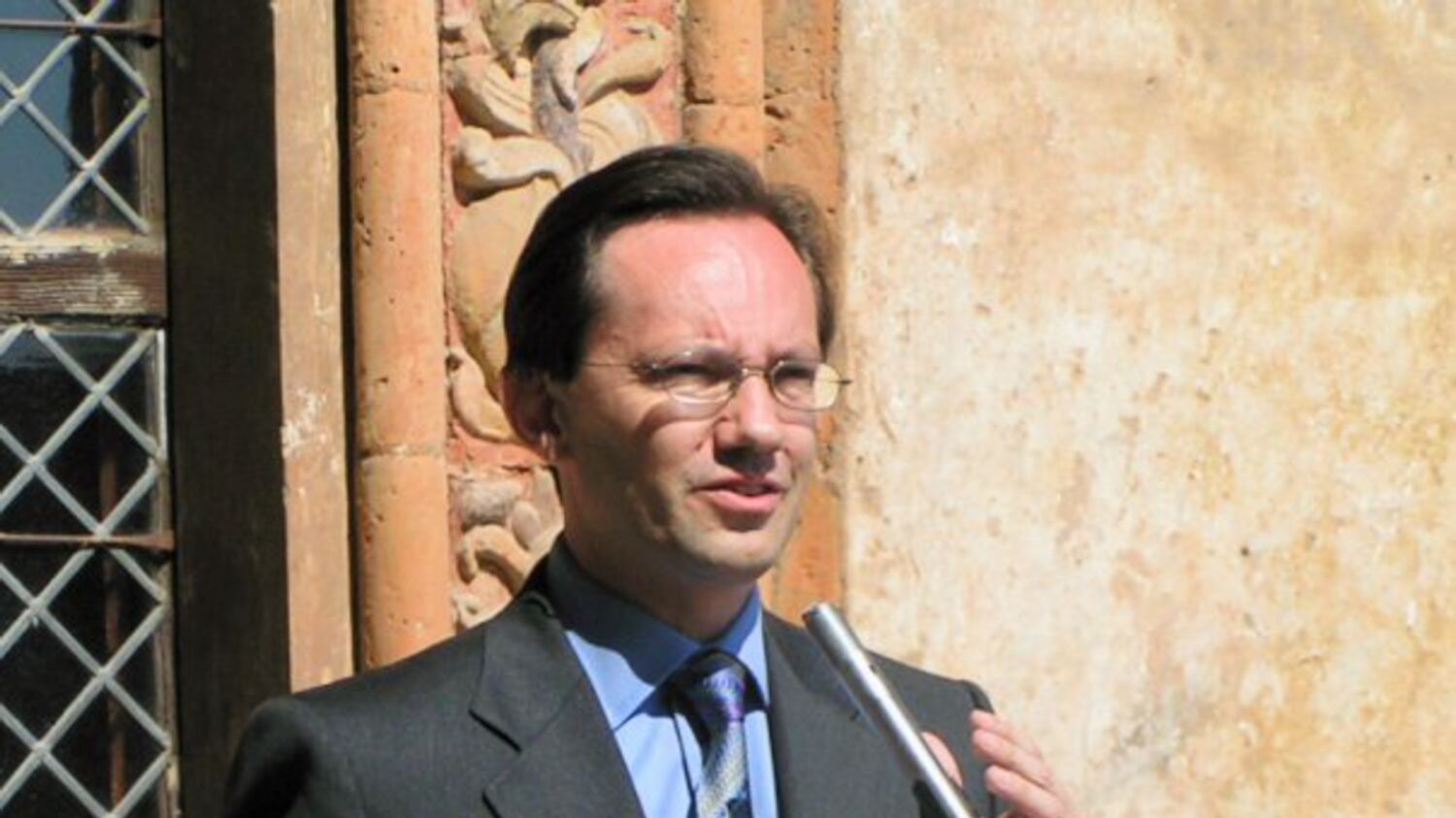 "Ci pagava per giochi sadomaso". In carcere il professore di Saluzzo