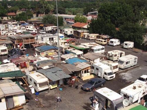 Ecco il far west nei campi rom della Capitale