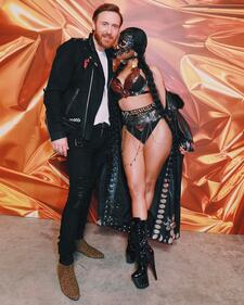 Nicky Minaj sexy con un abito di serpenti 6