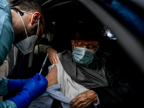 Vaccini e tamponi: a Milano il primo Drive Through della Difesa