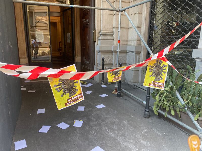 Protesta no-vax sotto la sede de ilGiornale 5