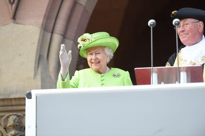 Meghan Markle con la regina nel Chershire 5