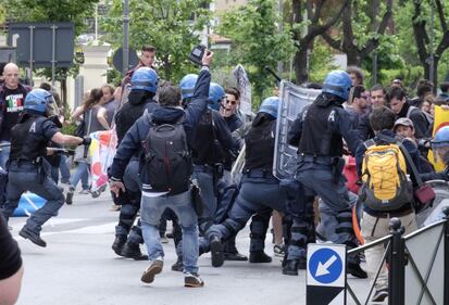 Massa, scontri e feriti al comizio di Salvini 8