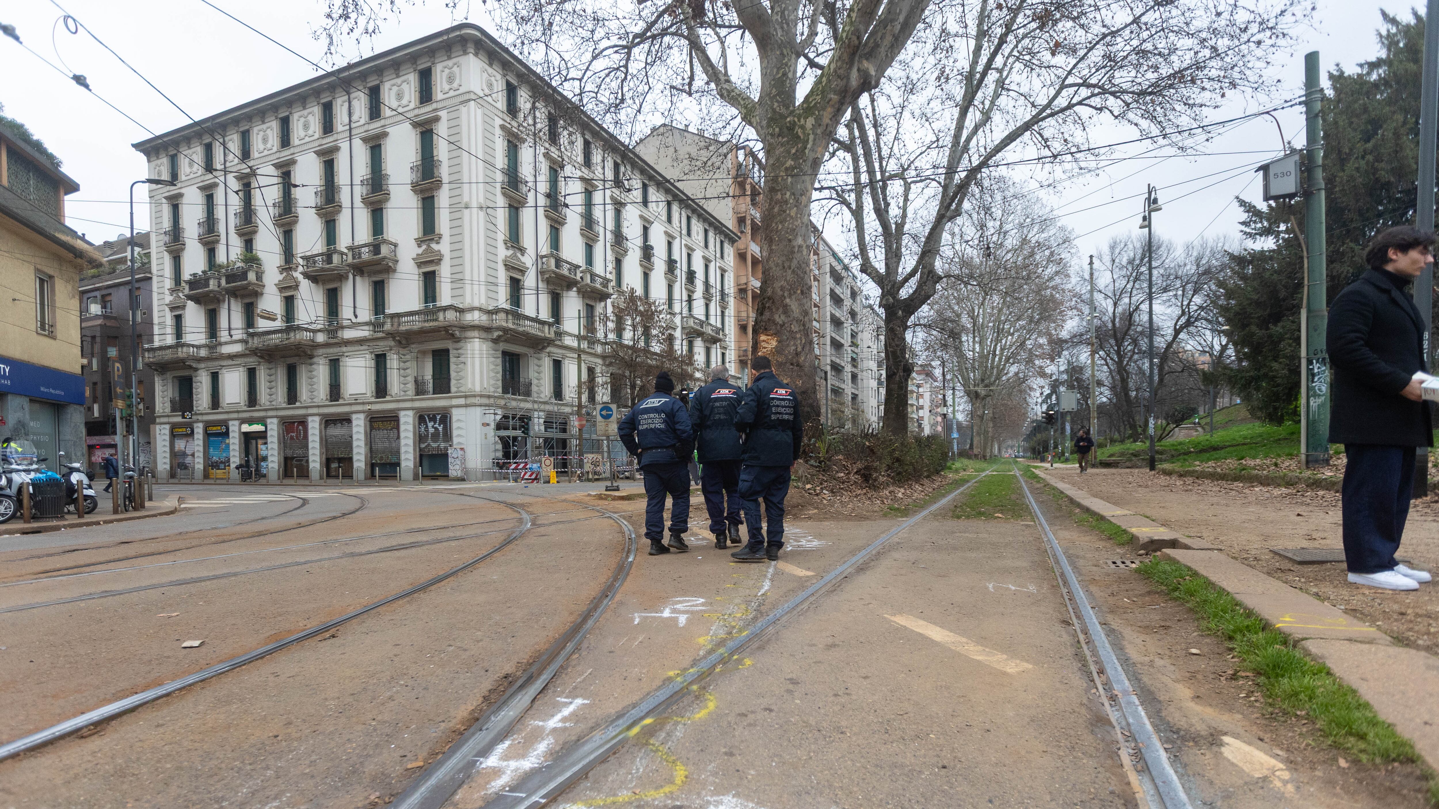 Deraglia un altro tram, è il secondo caso in una settimana. "Forse un bullone sulle rotaie"