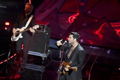 Sanremo 2024: ecco il look della seconda serata del Festival dei The Kolors 6