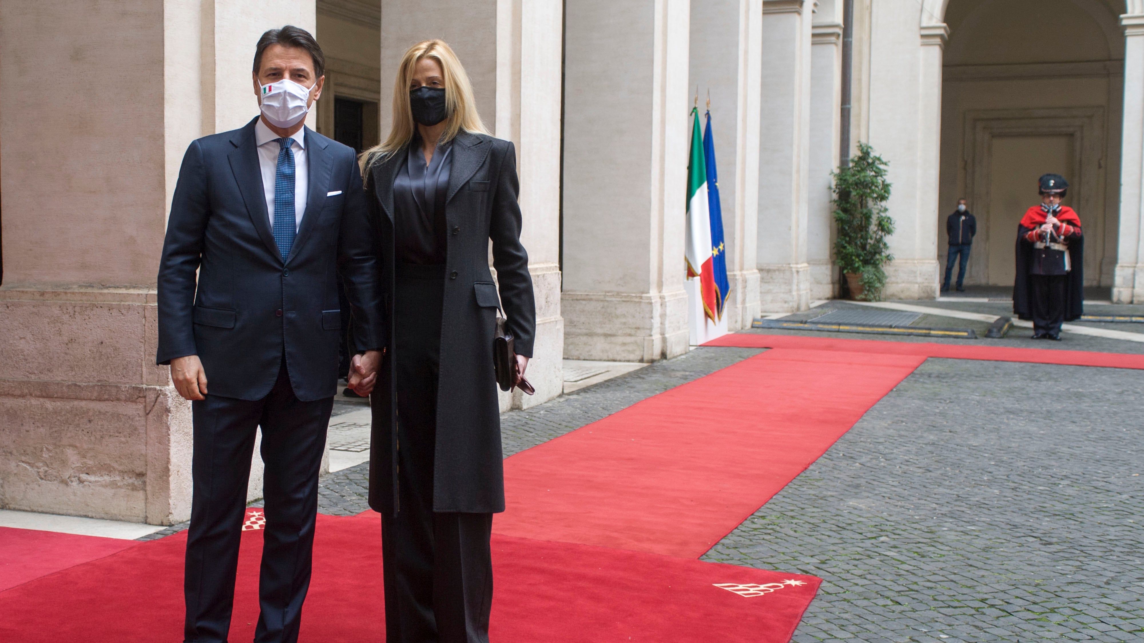 Lo show di Conte con Olivia. E pensa già a tornare in scena