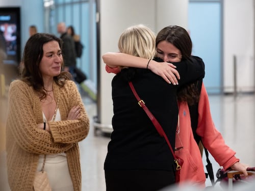 Italiani bloccati, il primo volo di rientro