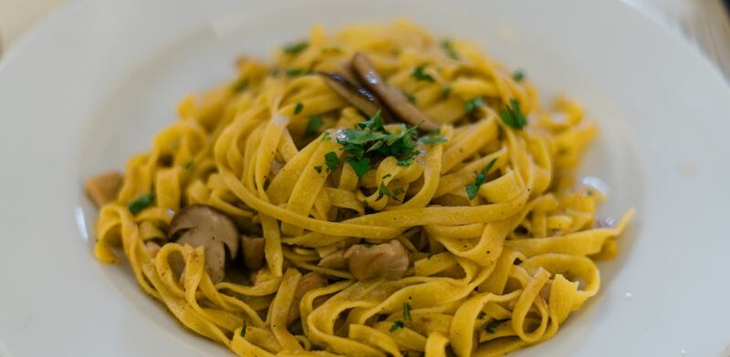 Piatto di tagliatelle fresche con funghi